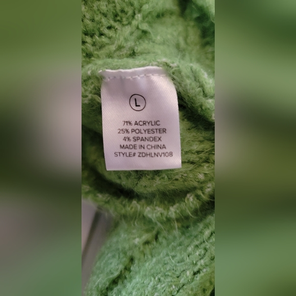 SOLD NWT 🥰 All Things Sweet Cable Knit Crossover Sweater. - Picture 6 of 9